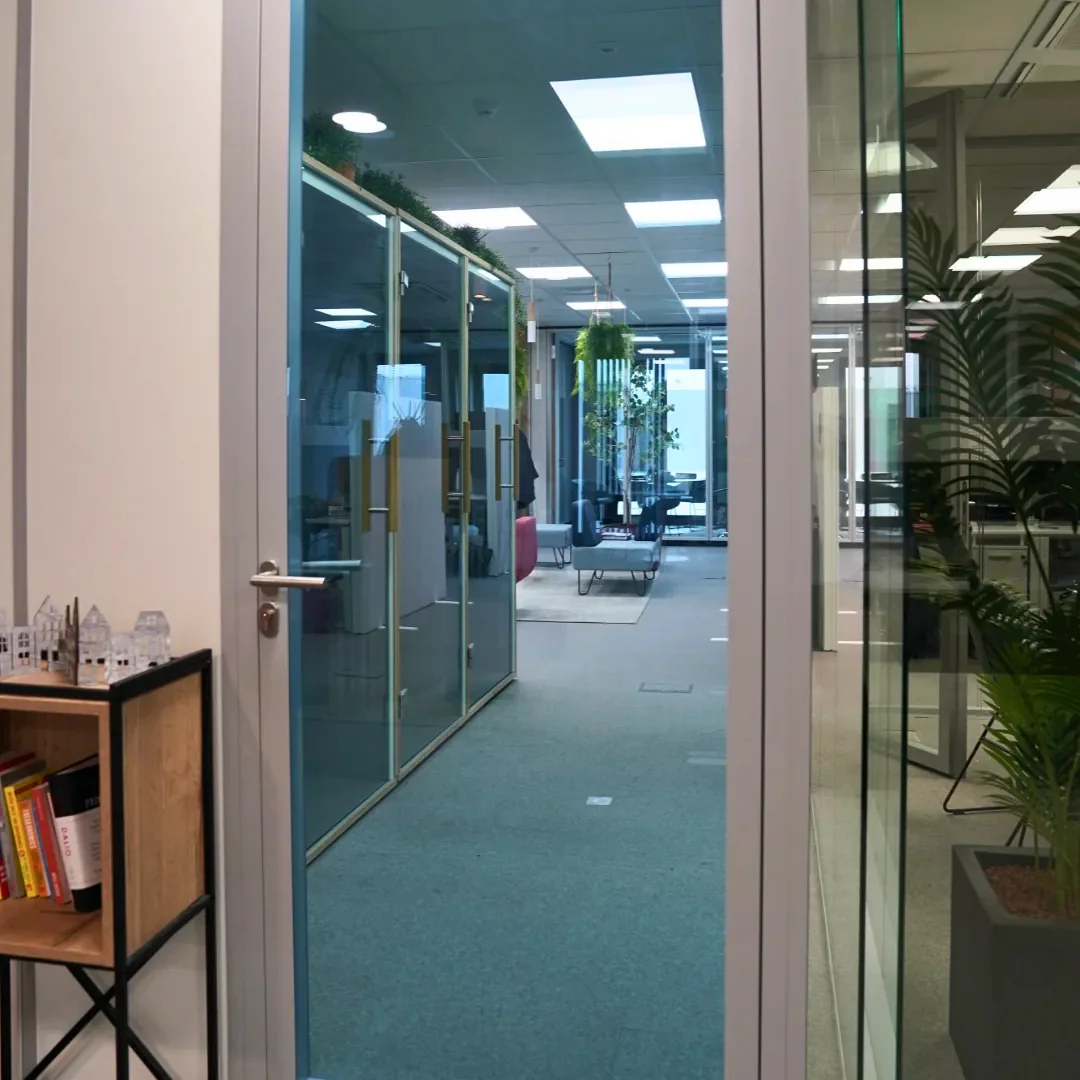 Cloisons vitrées de bureaux teintées de vert