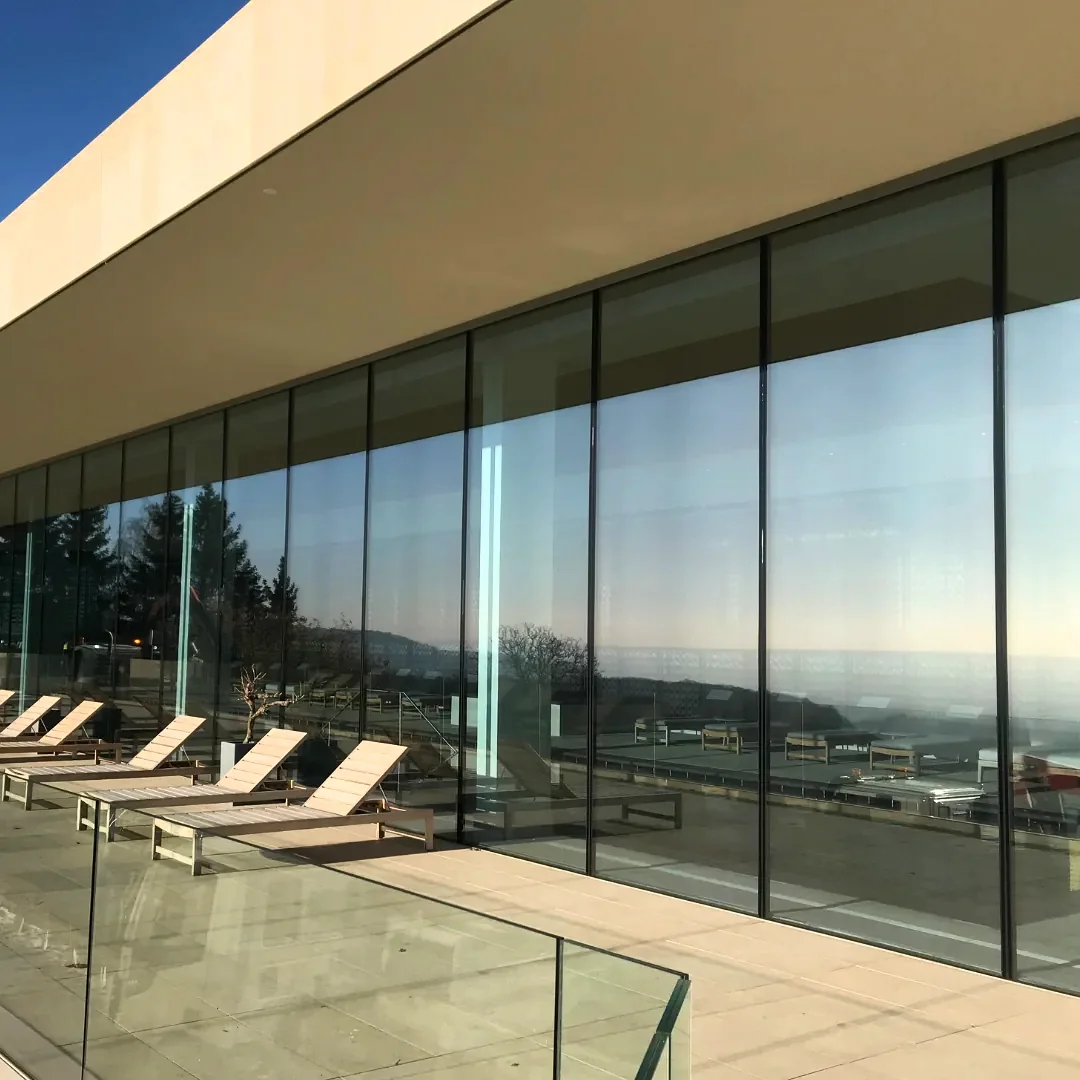 Façade entièrement vitrée traitée en film de contrôle solaire