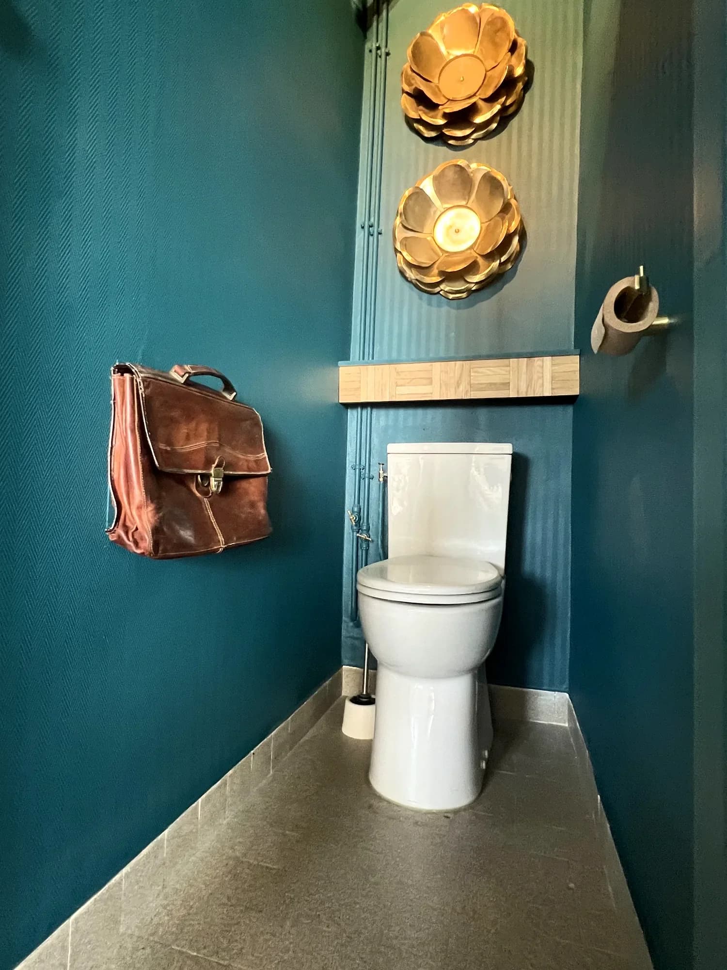 WC bleu canard, appliques dorées et tablette bois