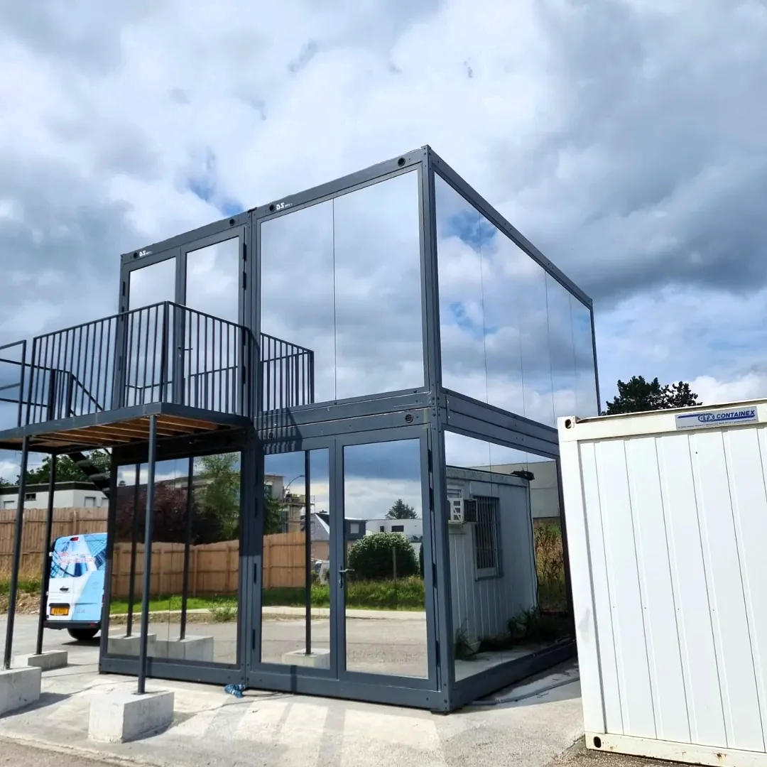 Bâtiment modulaire dont les vitrages renvoient le ciel en effet miroir