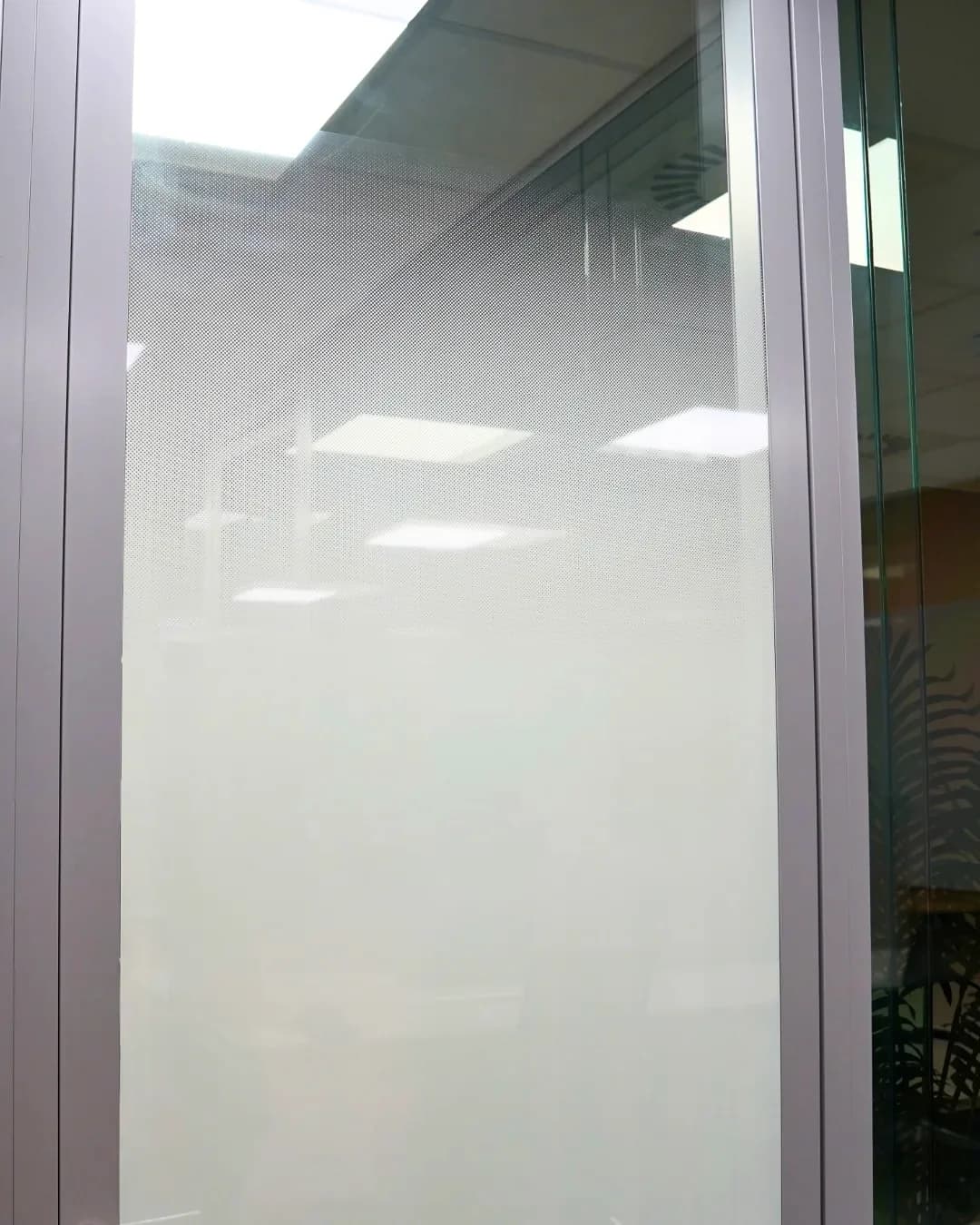 Cloison de bureau entièrement dépolie en film mat