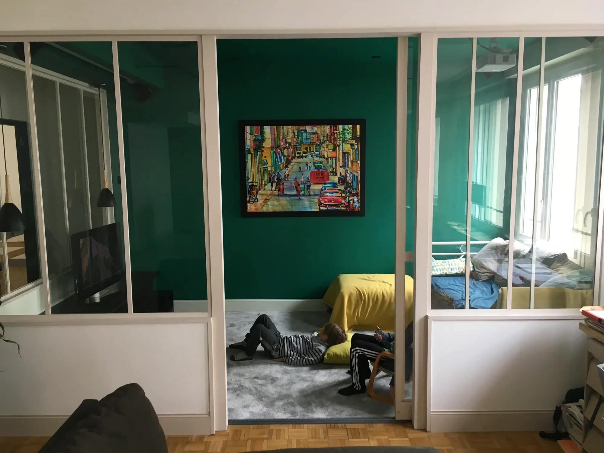 Pièce vert émeraude cloisonnée de verrières blanches