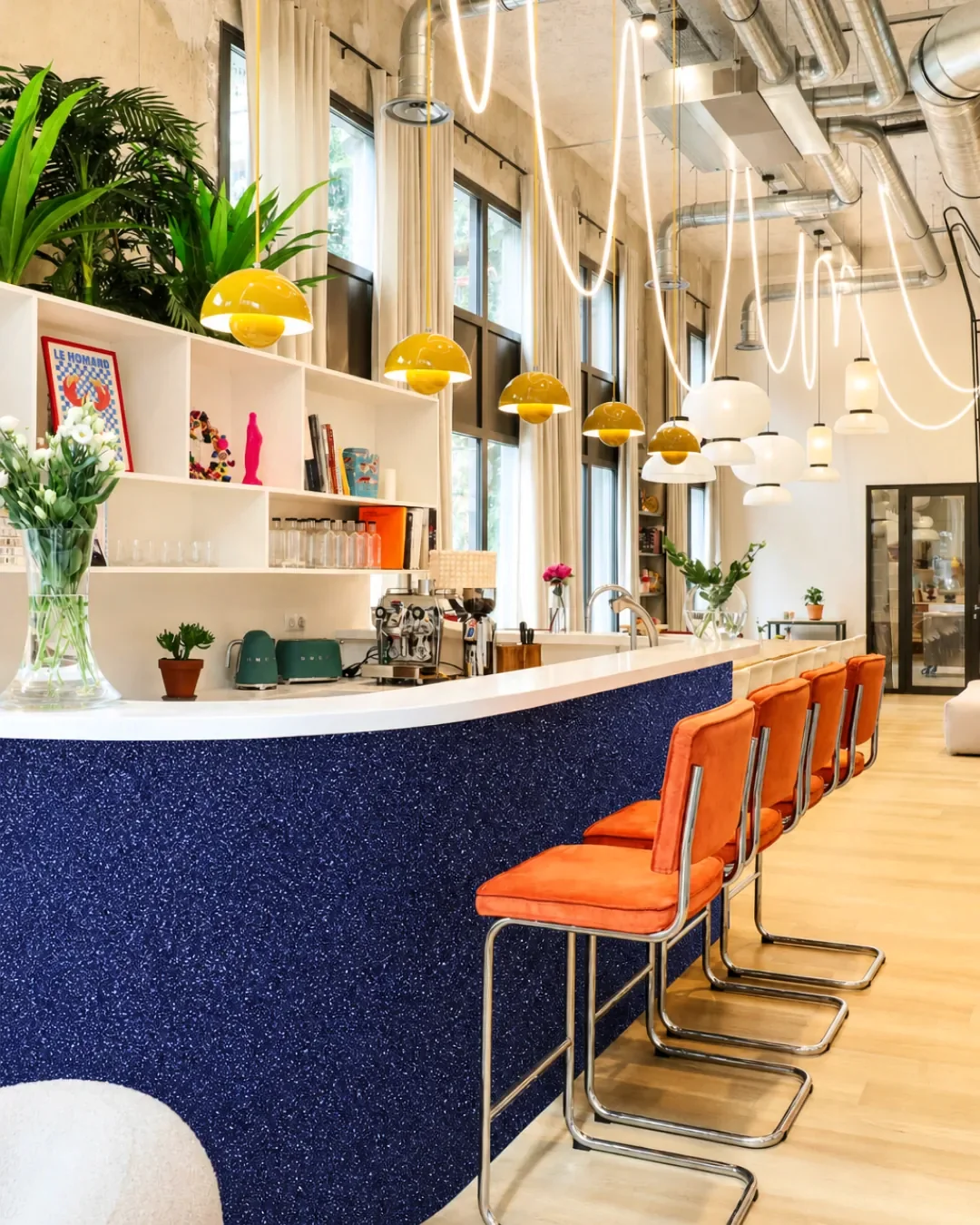 Comptoir de restaurant habillé d’un vinyle bleu moucheté