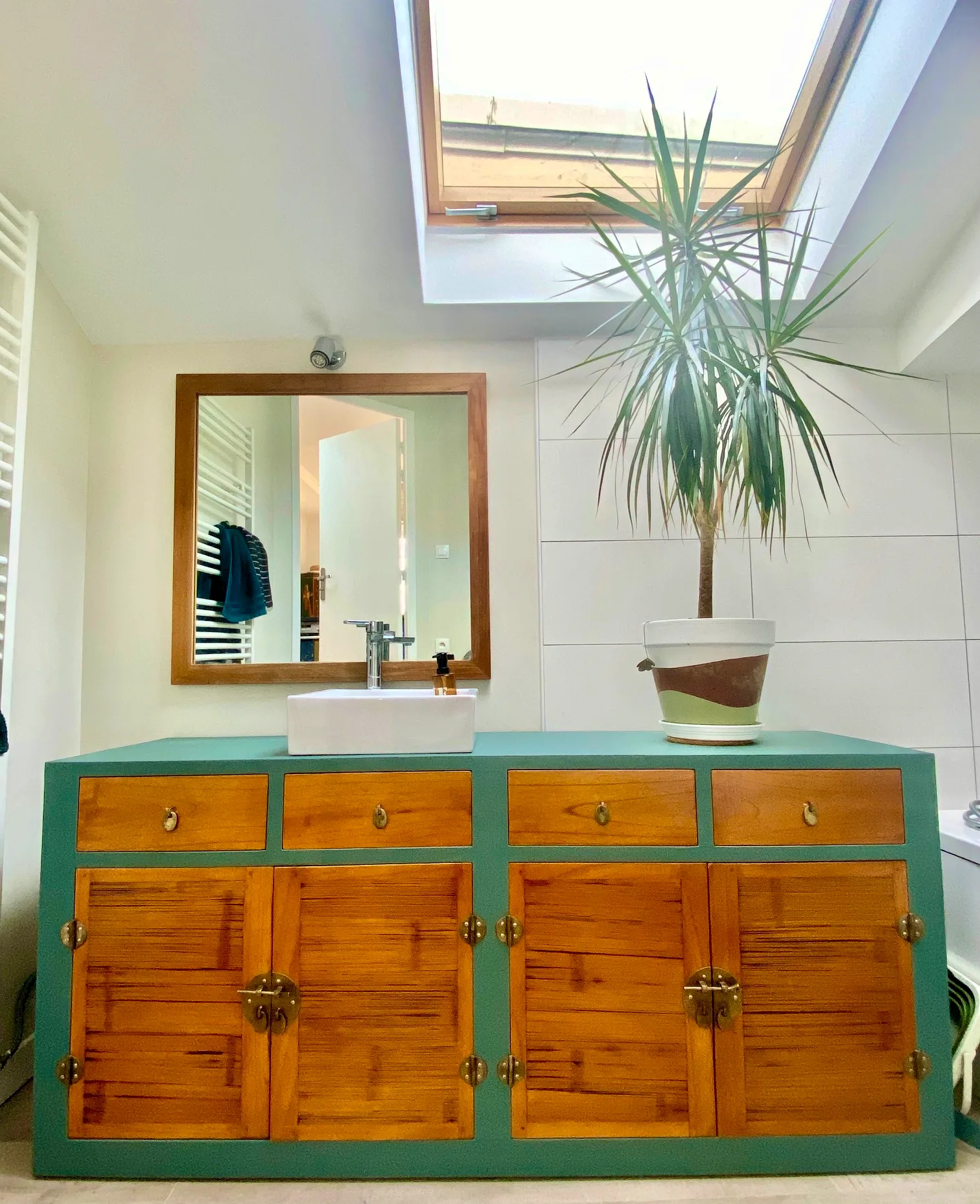 Meuble vasque au cadre vert, portes et tiroirs en bois