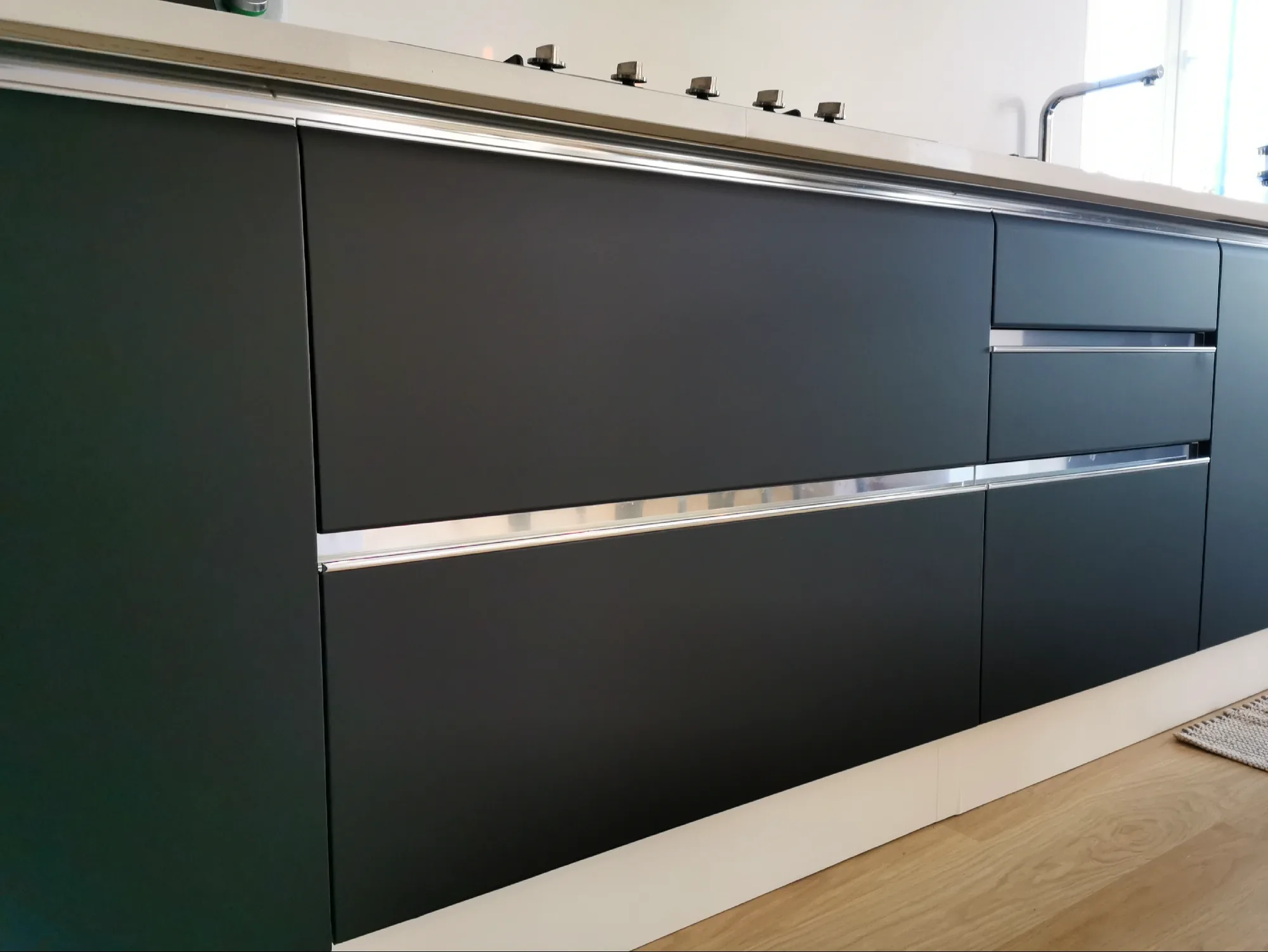 Façades de cuisine recouvertes d’un vinyle anthracite mat